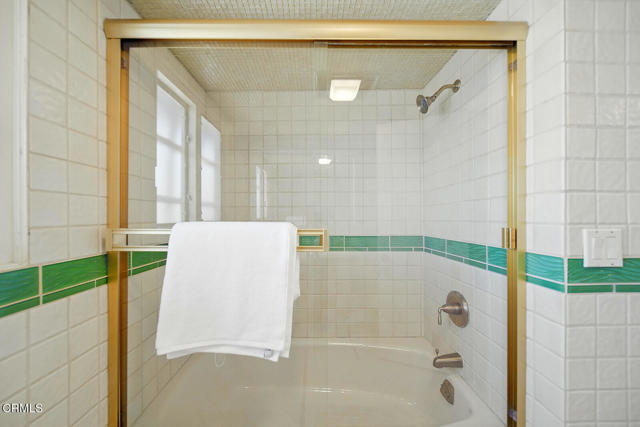 3121 Kingridge Way, Glendale CA: https://media.crmls.org/mediaz/38083e61-d5b6-4a2a-9348-a52ba7bf3a85.jpg