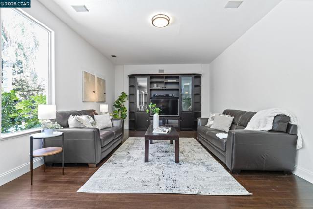 631 Summerwood Dr, Brentwood CA: https://media.crmls.org/mediaz/3808adc8-eef4-4248-a482-57db9b02a6d1.jpg