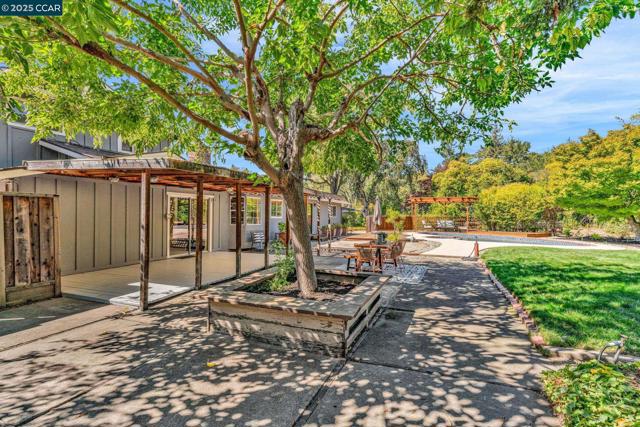 240 CASTLE GLEN ROAD, Walnut Creek CA: https://media.crmls.org/mediaz/3808d08d-91b4-4b11-954e-d38961c7f8d9.jpg
