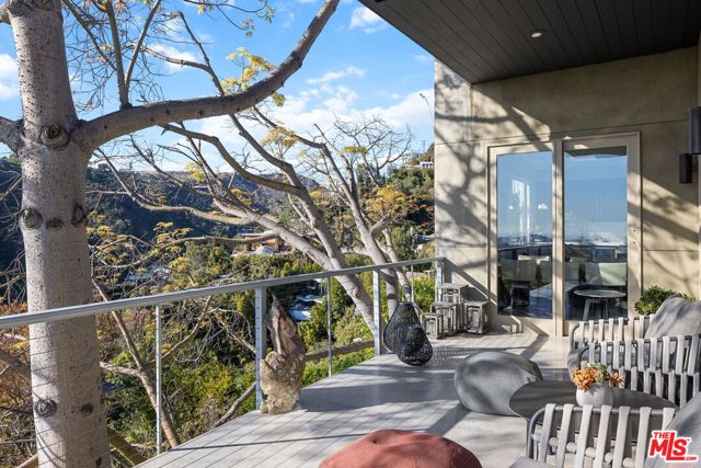 1415 Summitridge Drive, Beverly Hills CA: https://media.crmls.org/mediaz/3809f104-4fbd-4e57-9bdf-4fecafa6fc28.jpg