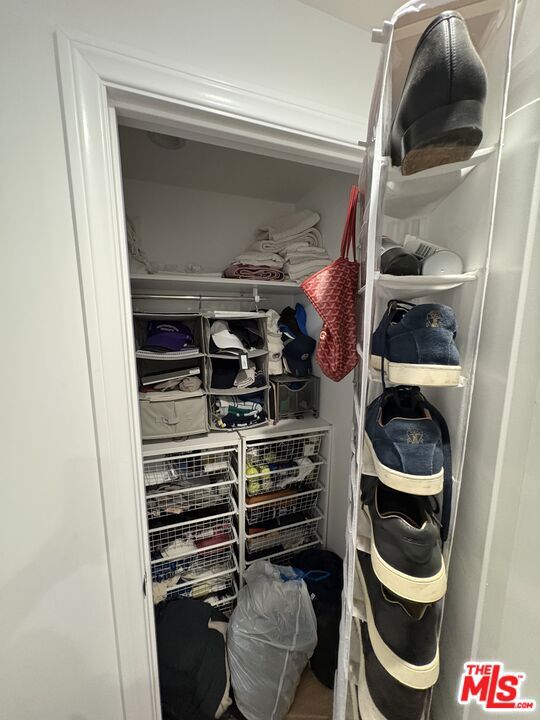 https://media.crmls.org/mediaz/380a07f6-89ab-41c0-895f-f929df0c0666.jpg?preset=X-Large