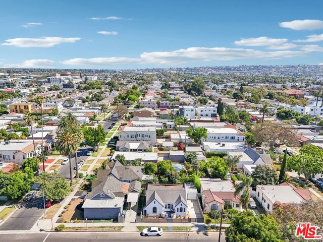 4438 W 28th Street, Los Angeles CA: https://media.crmls.org/mediaz/380a3048-b0a7-493d-ace1-c7441151569c.jpg