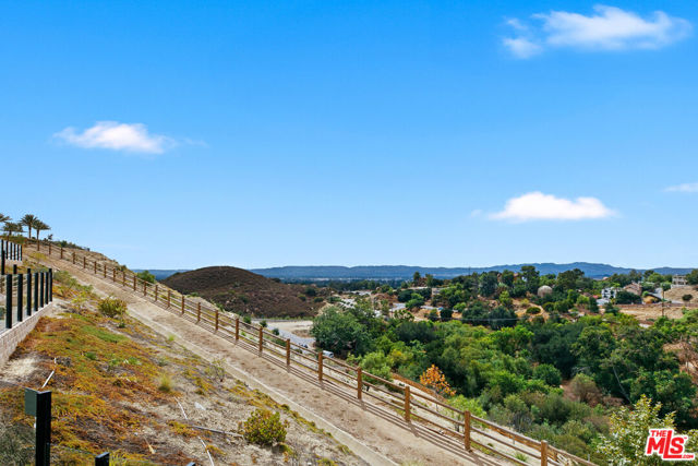 21316 Poema Place, Chatsworth CA: https://media.crmls.org/mediaz/380a5186-aef3-4322-af7e-1da117b4e81d.jpg