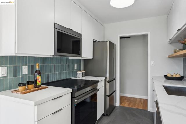 424 Staten Ave, Oakland CA: https://media.crmls.org/mediaz/380cf5e4-946e-4c91-8a54-5cfb0b60efb9.jpg