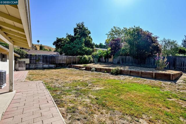 5 Dickenson Dr, Moraga CA: https://media.crmls.org/mediaz/380e126e-7be8-4e10-9dc8-451bf95d9735.jpg