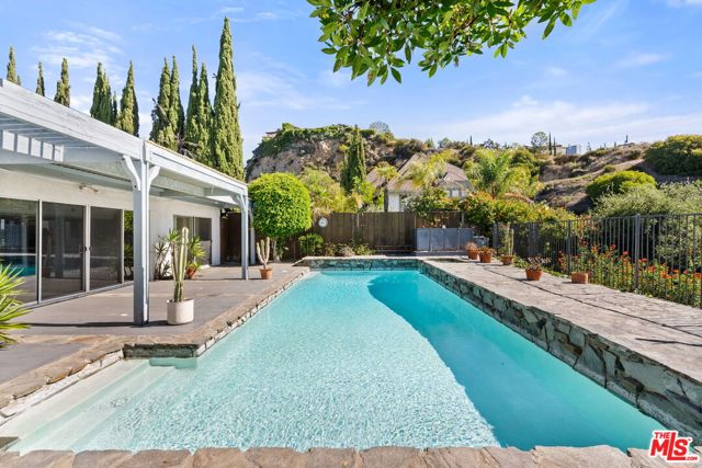2252 Gloaming Way, Beverly Hills CA: https://media.crmls.org/mediaz/380f8f7e-b61a-4f45-9598-d69dea78b5b3.jpg