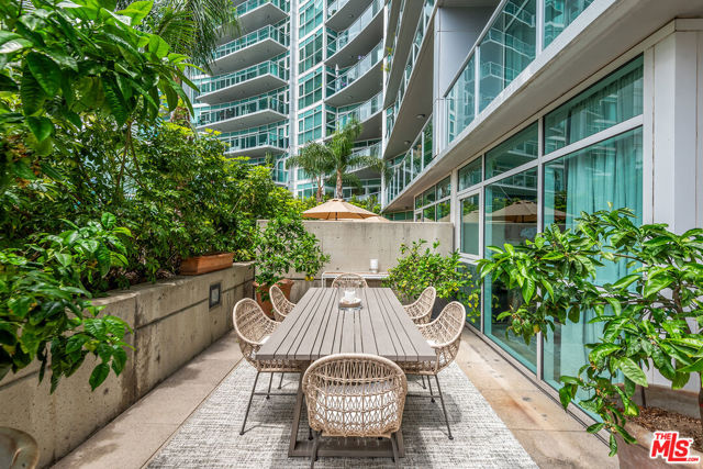 13600 Marina Pointe Drive, Marina del Rey CA: https://media.crmls.org/mediaz/380fc594-ee91-4f3d-ad30-8177b4ee2091.jpg