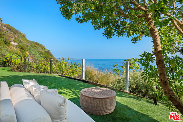 32804 Pacific Coast Highway, Malibu CA: https://media.crmls.org/mediaz/3810095b-b284-4559-b69a-348304fa523b.jpg