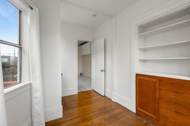189 Lee Avenue, San Francisco CA: https://media.crmls.org/mediaz/38103937-8671-4a8e-93d0-7e00db30744c.jpg
