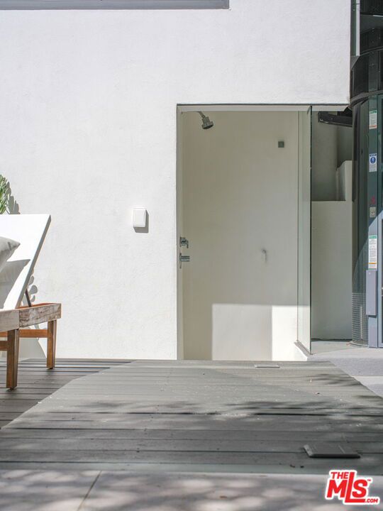 8932 St Ives Drive, Los Angeles CA: https://media.crmls.org/mediaz/3810ff73-64af-4aa9-badb-abb0087fd008.jpg
