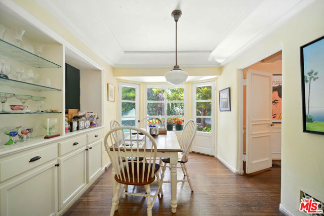 602 N Crescent Drive, Beverly Hills CA: https://media.crmls.org/mediaz/3811071e-b98d-4120-960a-fd54de06f469.jpg