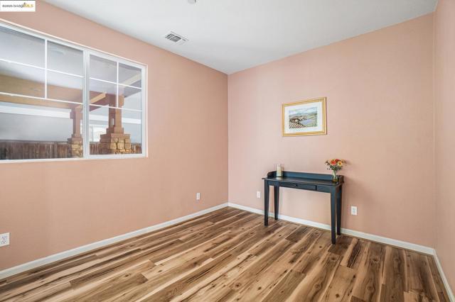 1008 Finn Way, Brentwood CA: https://media.crmls.org/mediaz/3811ab3f-434f-4a85-b4e0-270bbd0bd49d.jpg