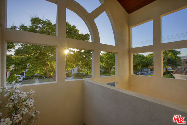 426 S Swall Drive, Beverly Hills CA: https://media.crmls.org/mediaz/3812c8c6-d919-489b-af5c-5a3df4cda3d6.jpg