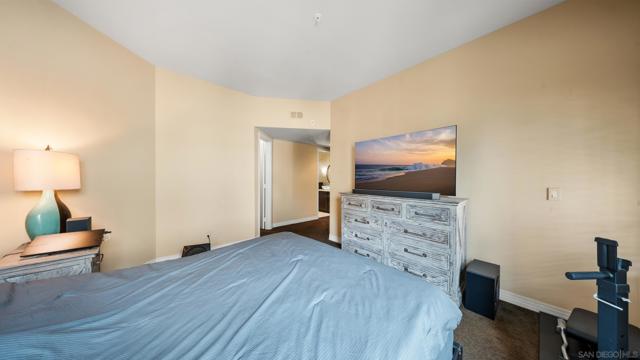 655 india St, San Diego CA: https://media.crmls.org/mediaz/38135d94-c731-4e19-9e91-f736cf1976ba.jpg