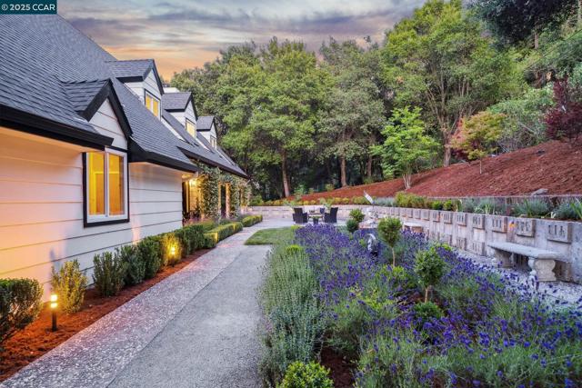 6 Greenwood Ct, Orinda CA: https://media.crmls.org/mediaz/3813ac05-c133-4ea7-bcd9-5ea7f039e905.jpg