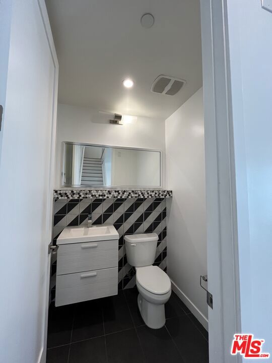 14822 Magnolia Boulevard, Sherman Oaks CA: https://media.crmls.org/mediaz/3813b498-c92a-4273-857a-4773cbe1f17b.jpg