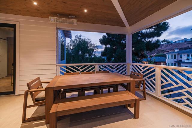 1041 Van Nuys St, San Diego CA: https://media.crmls.org/mediaz/3813d2f3-4b56-455d-8151-d30a4c5b755b.jpg