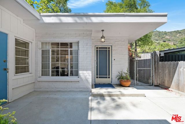 10431 Seabury Lane, Los Angeles CA: https://media.crmls.org/mediaz/38157cab-fa9c-490d-9480-789ab11503ad.jpg