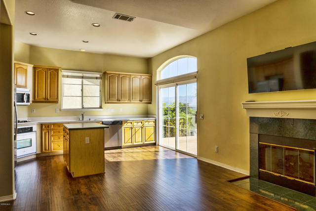 1026 Corte Augusta, Camarillo CA: https://media.crmls.org/mediaz/38167302-b720-477f-be26-6a01e392ee47.jpg