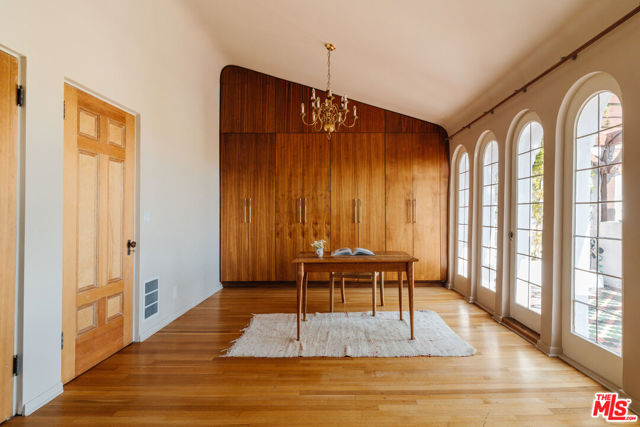 5163 Franklin Avenue, Los Angeles CA: https://media.crmls.org/mediaz/38179a09-614d-421a-a378-cc72591d3585.jpg