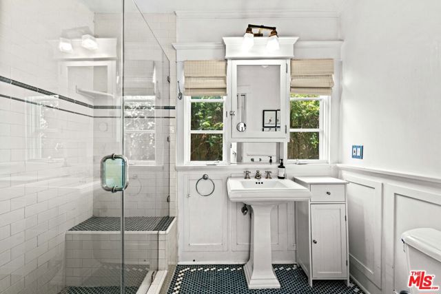 568 N Gower Street, Los Angeles CA: https://media.crmls.org/mediaz/38180191-9217-4217-8b91-4bba2fdfc413.jpg