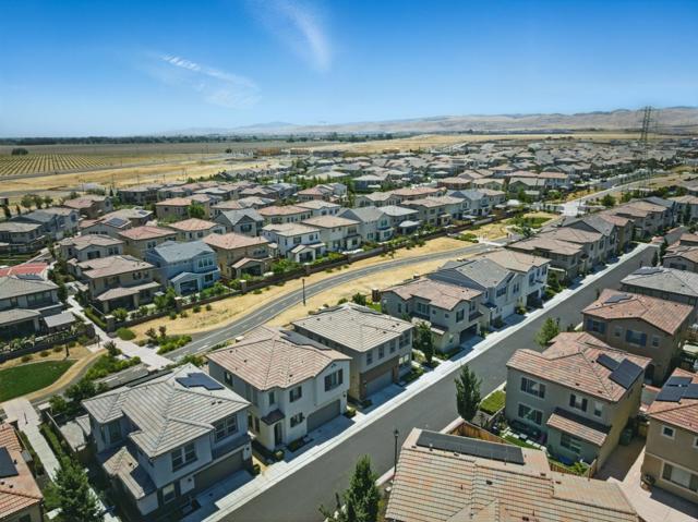 1122 S Morning Glory Drive, Mountain House CA: https://media.crmls.org/mediaz/3818b5a9-dfee-4c46-b8bb-04db9fb36639.jpg