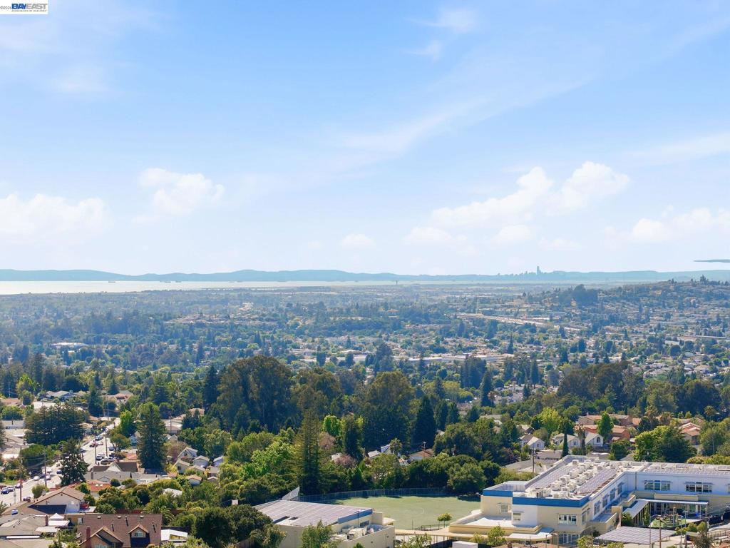 https://media.crmls.org/mediaz/38193f17-502f-4566-b2c2-91d5e4e41bc9.jpg?preset=X-Large