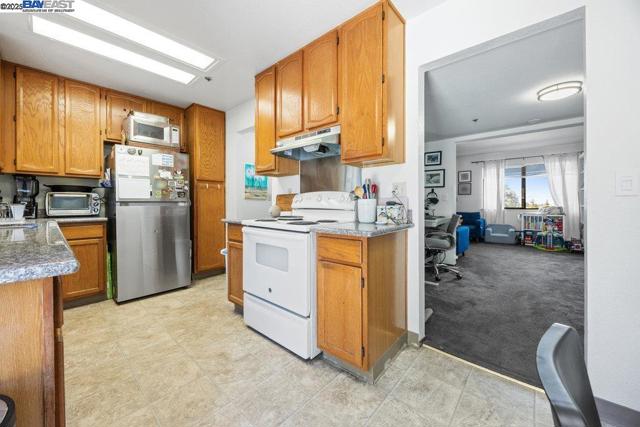 21000 Ocean View Dr, Hayward CA: https://media.crmls.org/mediaz/381ad57a-2e0a-4efe-804e-58ac50d321cf.jpg
