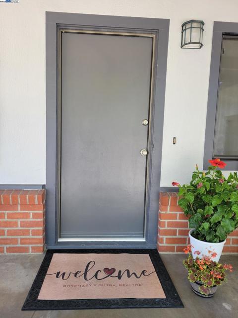 471 Rose St, Livermore CA: https://media.crmls.org/mediaz/381b0e57-ea57-4fa6-877b-6e04be62d97e.jpg