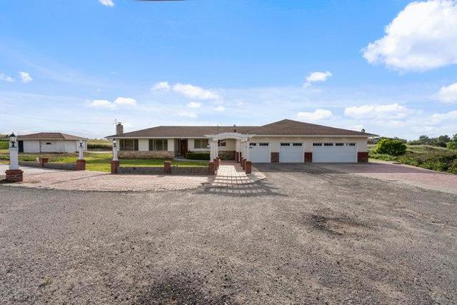 1080 Fairview Road, Hollister CA: https://media.crmls.org/mediaz/381bb380-e5d5-4ce9-975b-4757e007895e.jpg