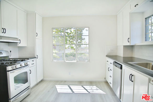2963 Queensbury Drive, Los Angeles CA: https://media.crmls.org/mediaz/381c22c4-7069-4941-8e3c-5ba68e2bc400.jpg