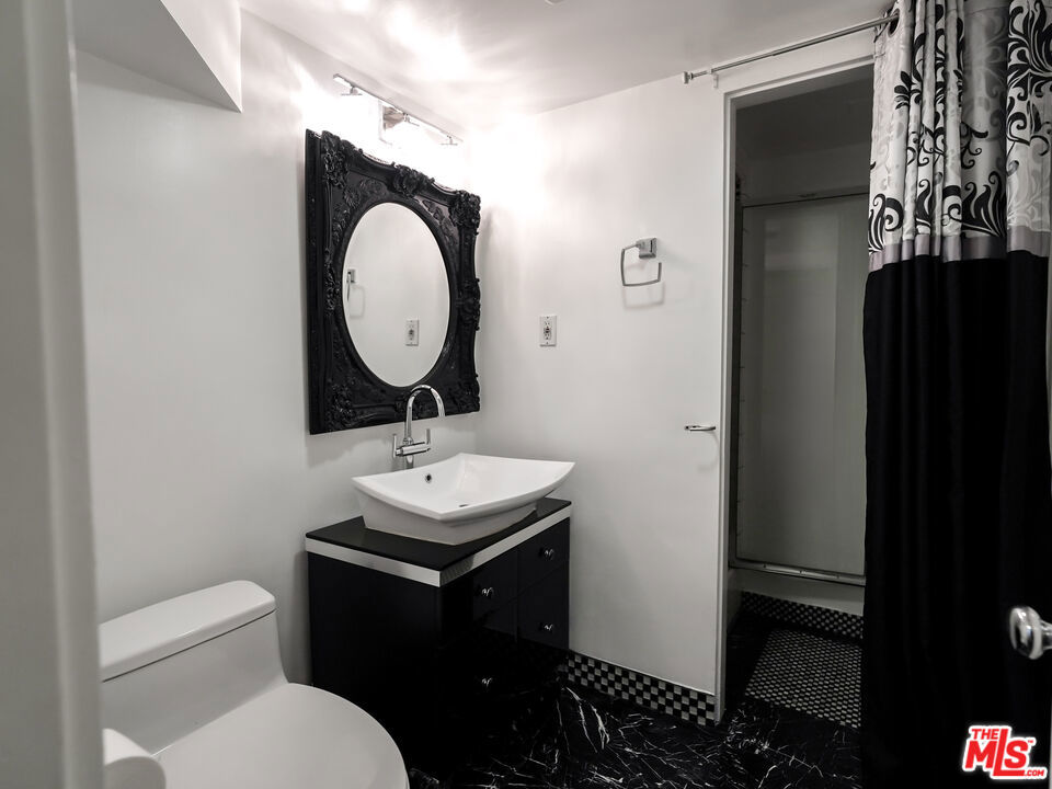 https://media.crmls.org/mediaz/381c3466-7020-43a3-b6c0-99669e9227ac.jpg?preset=X-Large