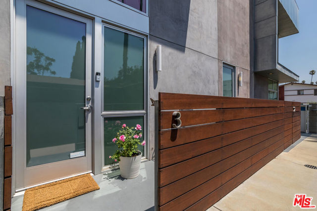 333 S Wilton Place, Los Angeles CA: https://media.crmls.org/mediaz/381c668b-2f0f-47c4-a0e0-2013596faa7e.jpg