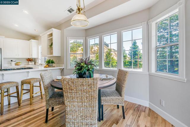 631 La Vista Rd, Walnut Creek CA: https://media.crmls.org/mediaz/381d38dc-ad00-4d5e-be4f-b3668fb13773.jpg