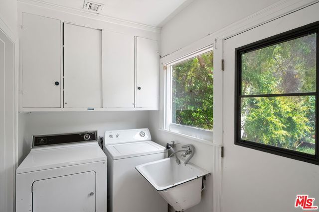 2558 Kelton Avenue, Los Angeles CA: https://media.crmls.org/mediaz/381d84dc-306a-49cf-99df-66d06f6da725.jpg