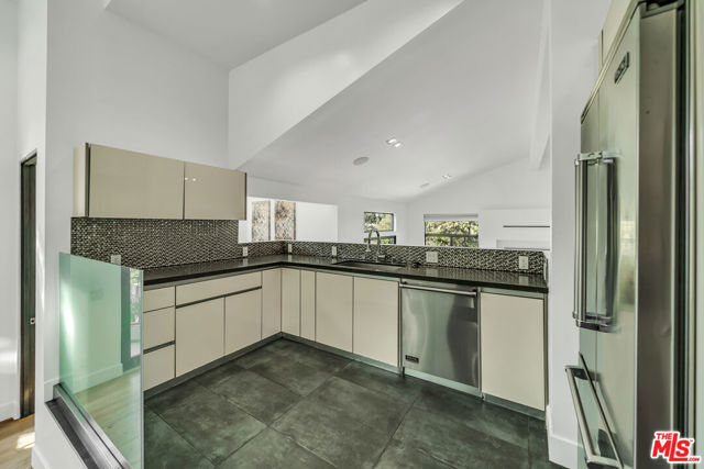 3026 PASSMORE Drive, Los Angeles CA: https://media.crmls.org/mediaz/381ef5db-5efe-4c73-ae32-1d7639a2de8c.jpg