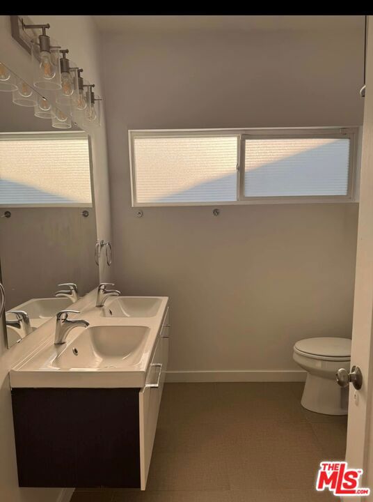 5112 Edgewood Place, Los Angeles CA: https://media.crmls.org/mediaz/382201f2-0ba3-4dae-b1f7-41d49a0090c0.jpg