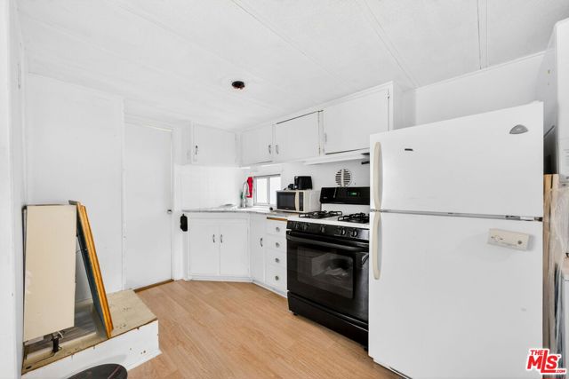 11250 Playa Street, Culver City CA: https://media.crmls.org/mediaz/382225b6-7e48-4ac6-8b16-f04160b7e32a.jpg