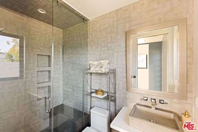 425 N Alfred Street, Los Angeles CA: https://media.crmls.org/mediaz/38224d15-7d98-4816-84d4-d9c3ed5791ac.jpg