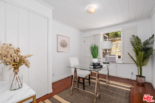 10545 Selkirk Lane, Los Angeles CA: https://media.crmls.org/mediaz/3822f347-7754-49f1-9167-602459793ba7.jpg