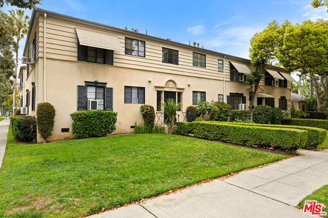 9216 Beverly Boulevard, Beverly Hills CA: https://media.crmls.org/mediaz/382342aa-0359-4041-b67e-0ebcb5e6f55c.jpg