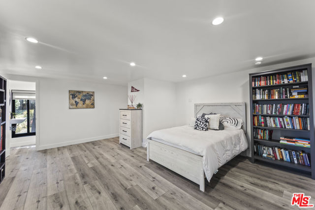 8960 Crescent Drive, Los Angeles CA: https://media.crmls.org/mediaz/3823caee-c8d0-49c4-93cc-fd9db7dc0119.jpg