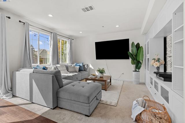 663 Falling Star Drive, Martinez CA: https://media.crmls.org/mediaz/382425ce-d423-4147-9f41-f0d3b5595fe8.jpg