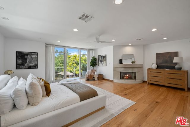 512 Brooks Avenue, Venice CA: https://media.crmls.org/mediaz/38247791-ac57-4f2f-8aa2-9461471f47af.jpg