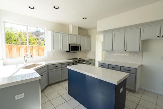 441 Adrian Court, Hollister CA: https://media.crmls.org/mediaz/3824cd5a-1007-4a2f-a58b-04e7f03a5c51.jpg