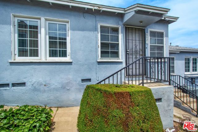 8419 Crenshaw Drive, Inglewood CA: https://media.crmls.org/mediaz/38250671-67bf-45e2-b406-14807712d47a.jpg