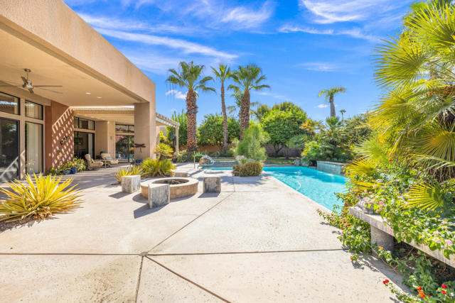 12 Boulder Lane, Rancho Mirage CA: https://media.crmls.org/mediaz/38265763-73dc-4bc8-9d21-940ccb76b637.jpg