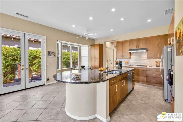 109 Shoreline Drive, Rancho Mirage CA: https://media.crmls.org/mediaz/3826c70c-294e-4ccd-80b4-49876d52547c.jpg
