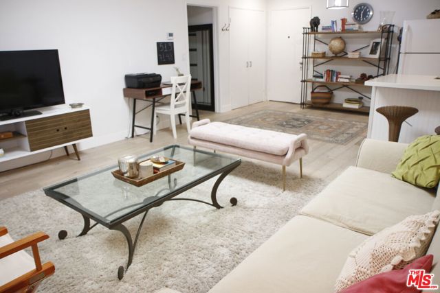 10240 Camarillo Street, Toluca Lake CA: https://media.crmls.org/mediaz/3827db53-f0c2-498f-8d79-544fbc007b7c.jpg