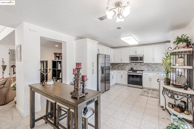 8215 Red Elk Dr, Elk Grove CA: https://media.crmls.org/mediaz/38283d16-aa2c-4496-8c53-135e064f5b4f.jpg